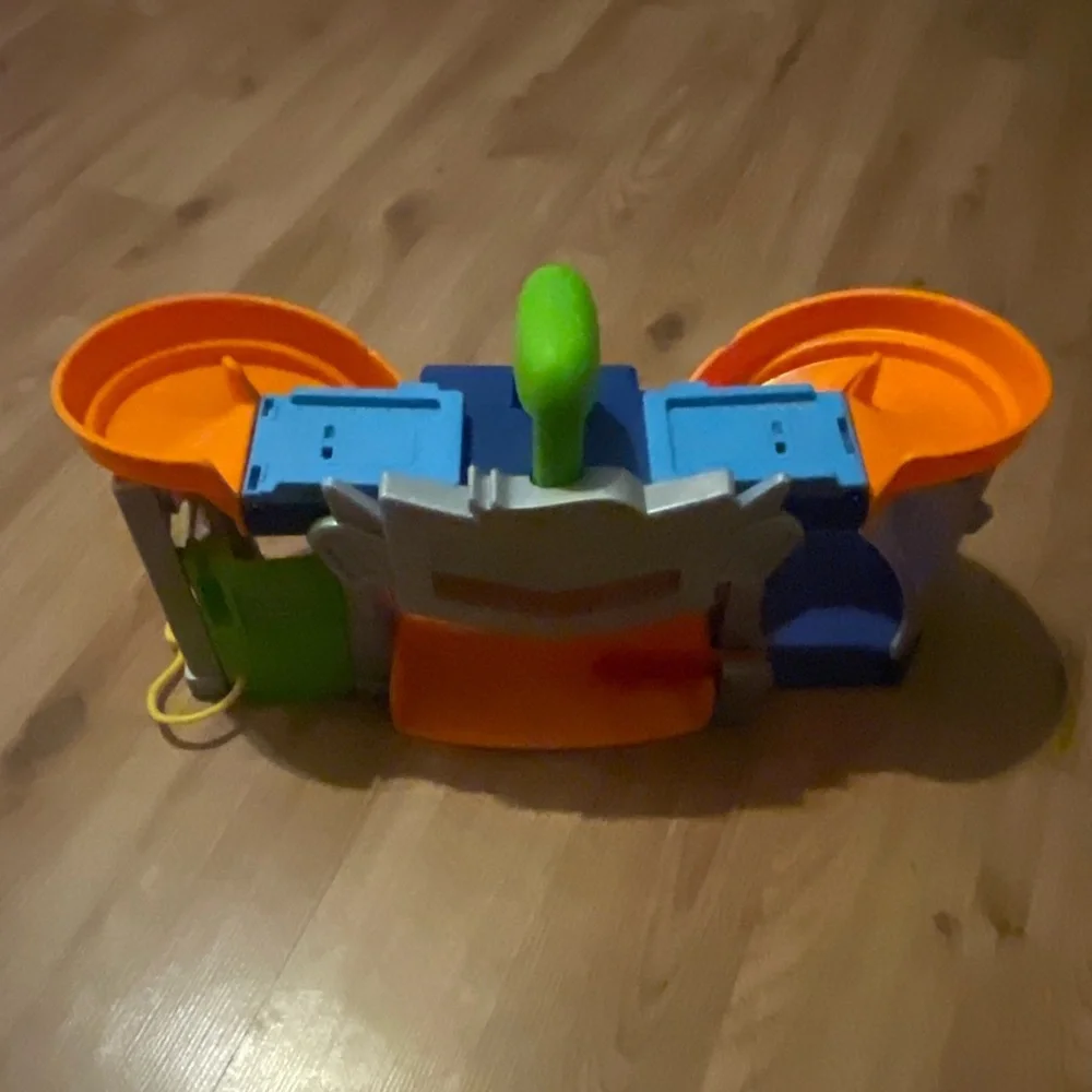 fisher price little people hot wheels racetrack play set with 2 cars